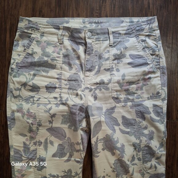 Chicos Floral Capri Pants Size 2 Beige Gray Stretch Cotton Blend Womens Casual W - Picture 3 of 10